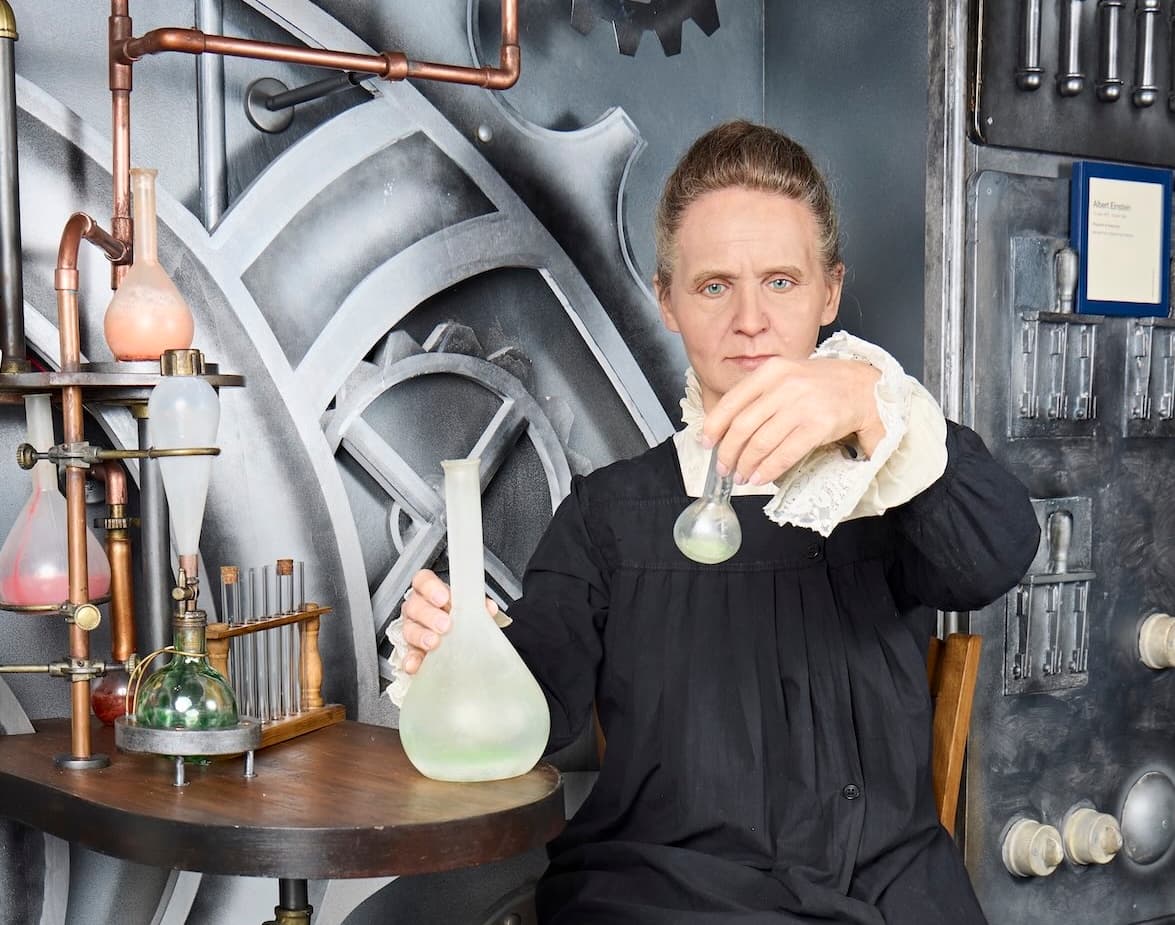 Illustration Marie Curie entre au Musée Grévin